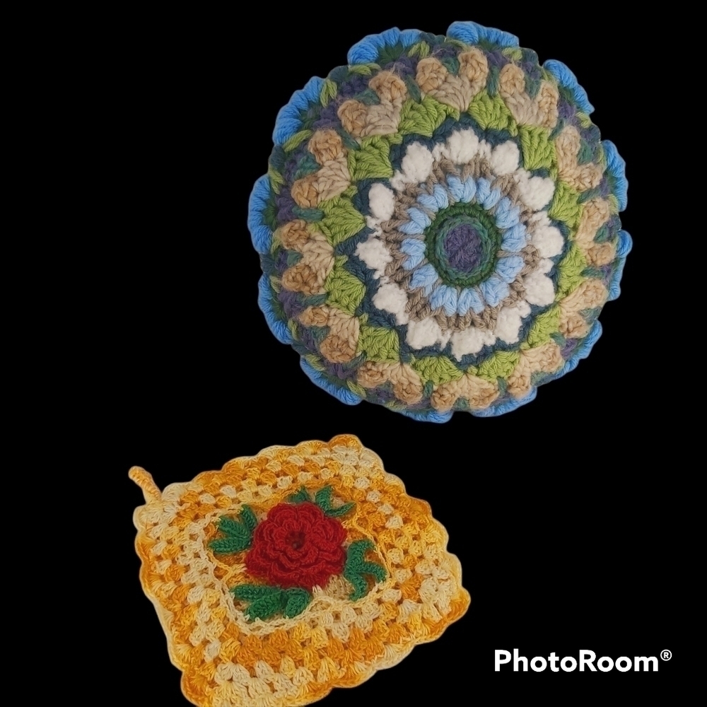𝅺Handmade vintage crocheted decorative cushion pillow with crocheted doily